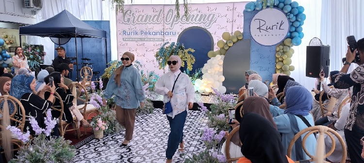 Fashion show ibu-ibu muda tandai kehadiran toko merek fashion muslimah Rurik di Kota Pekanbaru pada Sabtu (11/3/2023).